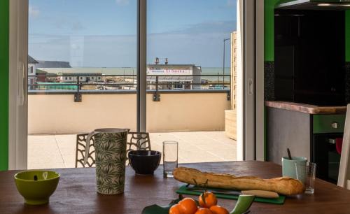 Saint-Come-de-Fresne Apartment | Babord, appt avec terrasse et vue mer