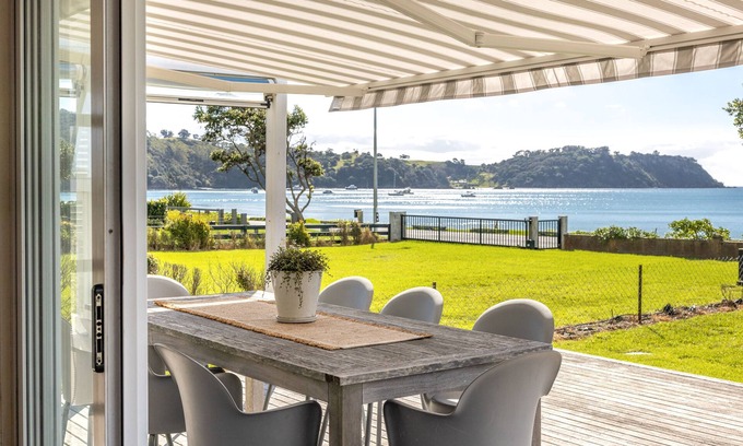 Onetangi House | BACH ON THE BEACH | Coast & Country |n WINTER DEAL - Stay for 3 Pay for 2