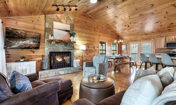 Gatlinburg - Pigeon Forge Cabin | Back to School Deals! Views in Smokies! Hot Tub, Games, Outdoor Checkers!