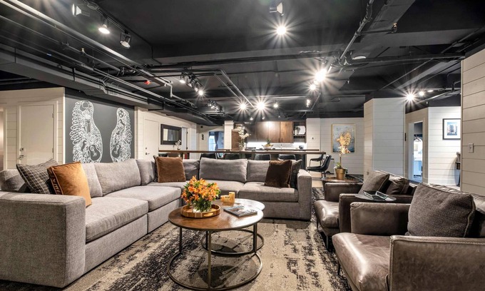 Downtown Nashville Apartment | Backstage Bungalow Suite 6BR by Maddox Hotel