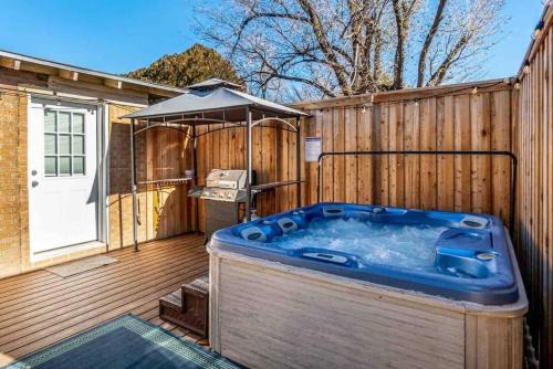 Amarillo House | Backyard bbq amazing hot tub1
