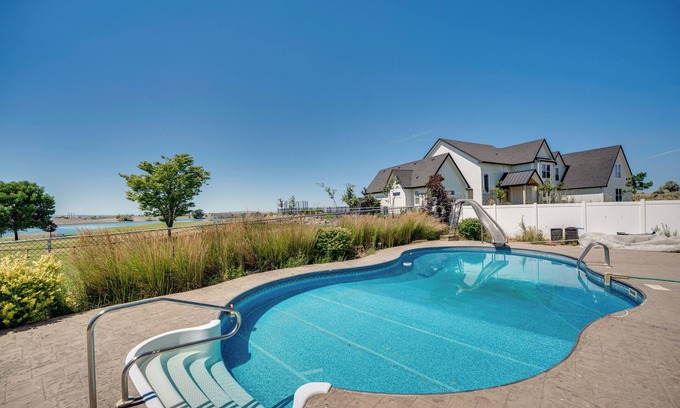 Grant County House | Backyard Oasis w/Outdoor Kitchen! Moses Lake Home