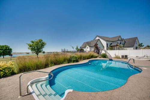 Grant County House | Backyard Oasis with Outdoor Kitchen! Moses Lake Home