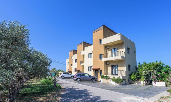Thoum Apartment | Backyard Seaview 1 BR with 24/7 Electricity