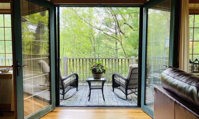 Boone Apartment | Badger's Den- Cozy Treetop Studio