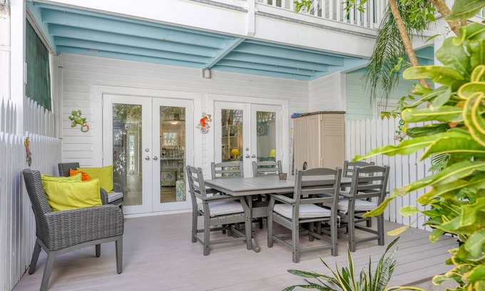 Bahama Village House | Bahamian Reed by AvantStay | Walk to Everything! w/Community Pool