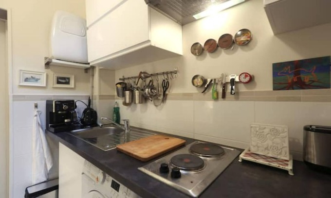 Quartier de la Goutte-d'Or Apartment | BAIL MOBILiTE T1 calme et arty proche Montmartre
