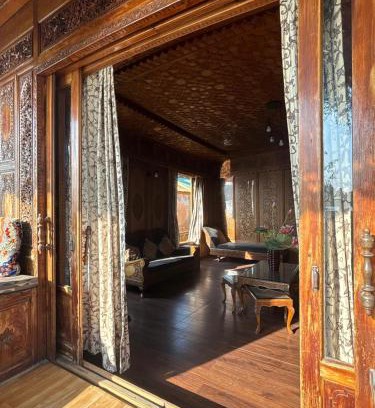 Sudarbal Boat Rental | BAKTOO palace PREMIUM HOUSEBOAT