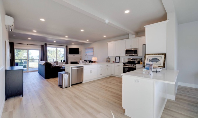 Hammond Apartment | Balconies w/Scenic River Views: Hammond Townhome!