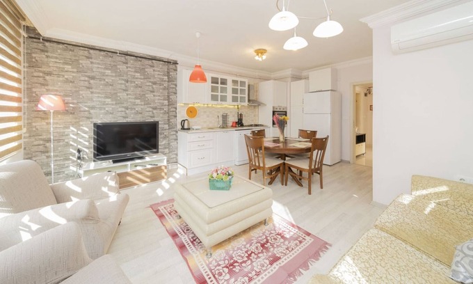 Liman Mahallesi Apartment | Balcony and Pool Flat Near Beach in Antalya