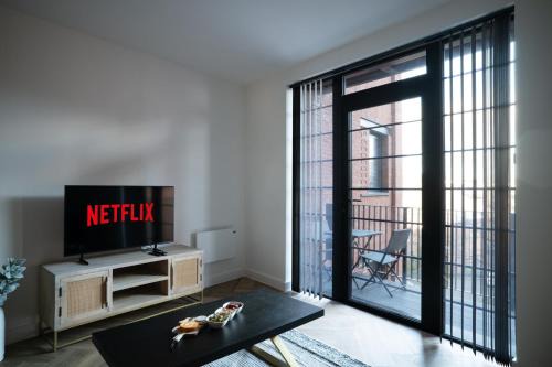 The Westside Apartment | Balcony city view Spacious WiFi Family Contractors