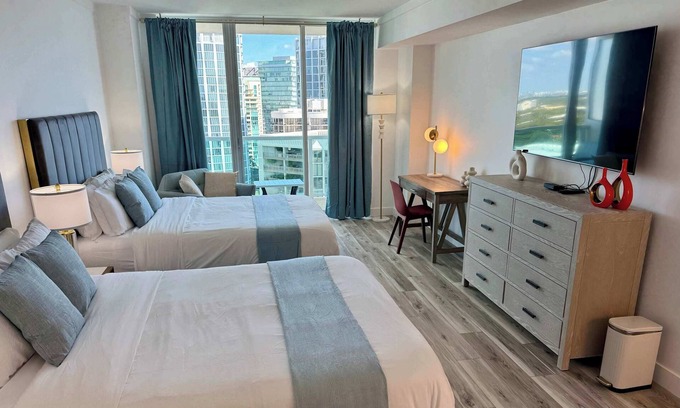 Coconut Grove Condo | Balcony Ocean View ! Pool - WiFi - Gym - Parking