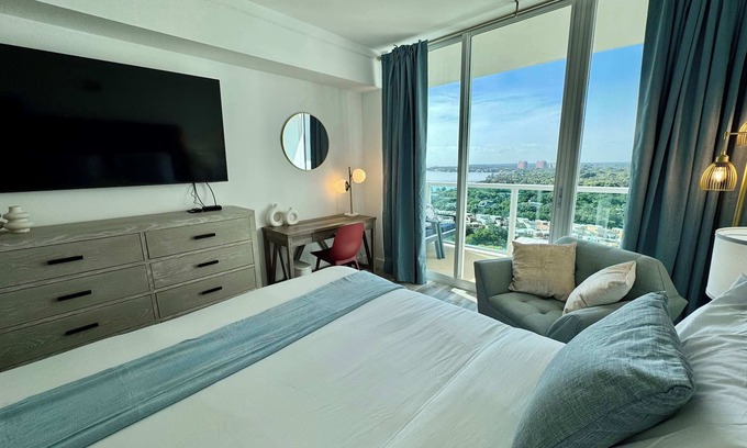 Coconut Grove Condo | Balcony Ocean View ! Pool - WiFi - Gym - Parking