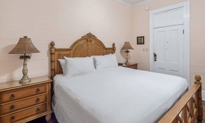 Key West Historic District Apartment | Balcony, Pool, & Near Duval - Curry House Room 6