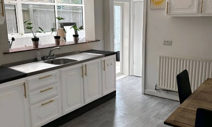 St. Leonard's Apartment | Balham, Spacious Apartment with Garden F1