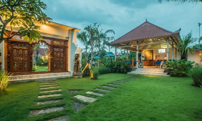 Mushroom Bay Cottage | Balinese Style Teak Cottage in Lembongan, Features a Swimming Pool and Huge Lawn
