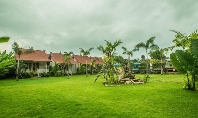 Mushroom Bay Cottage | Balinese Style Teak Cottage in Lembongan, Features a Swimming Pool and Huge Lawn