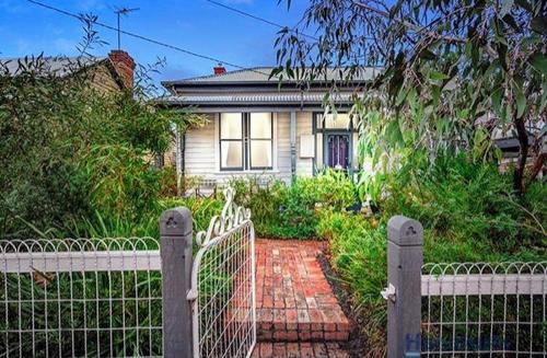 Golden Point House | Ballarat Holiday Homes - Grant Street Cottage - Natural, Boho, Coastal Vibe - 2 kms from Sovereign Hill - Sleeps 1 to 6
