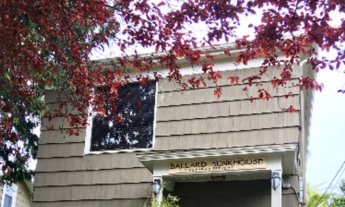 Ballard House | Ballard Bunkhouse 2 flats & Airstream trailer near ent. district. EV charger