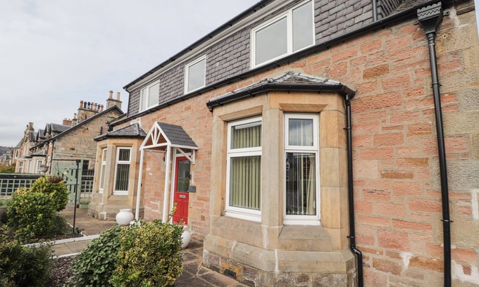 Inverness City Centre Cottage | BALLINREICH, family friendly, with a garden in Inverness