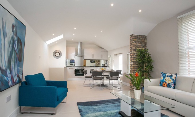 City Centre Dublin Cabin | Ballsbridge Superb 3 Bedroom 2 Bathrooms Duplex Lodge - free parking - sleeps 8