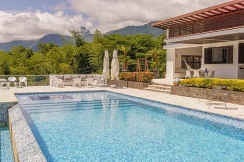 La Pintada Ski Chalet | Balmoral House With Pool & Jacuzzi