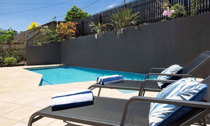 Balmoral House | Balmoral Pool Home|City Skyline Views|Pet Friendly