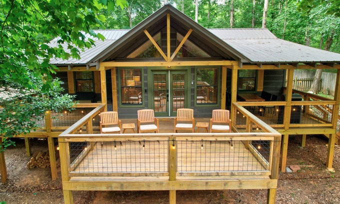 Ellijay Cabin | Bamby Bungalow. Family and Pet Getaway. Fenced in yard and minimal stairs