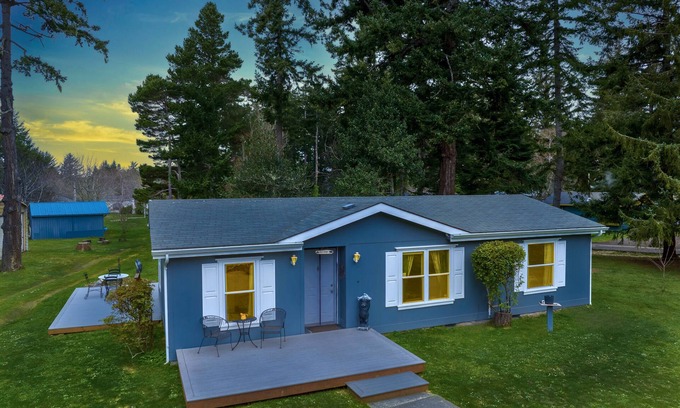 Bandon House | Bandon Bear Cottage - Quaint & Comfortable - Near All Attractions!