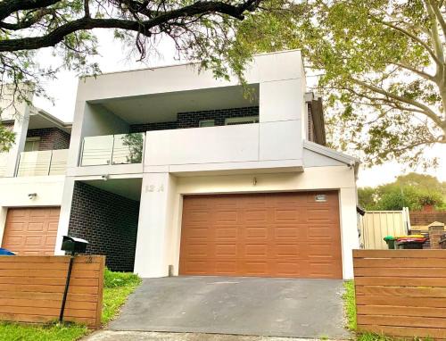 Bankstown House | Bankstown 4 Br house close to Shopping & Station
