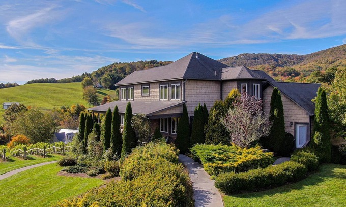 Banner Elk House | Banner Elk Winery Villa - Luxury Estate on a Beautiful Winery! 10min to downtown, hotub