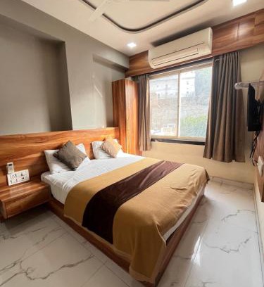 Nathdwara Hotel | Bansuri hotel - opposite shreenathji temple just80mtr Walk l 1min away 966o9o1oo6