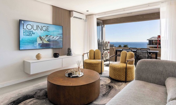 Sea Point Apartment | Bantry Bay Alanda - Modern Apt with Sea Views