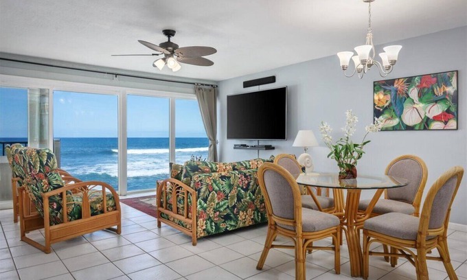 Kailua-Kona Condo | Banyan Tree 203 - Peaceful oceanfront Kona condo