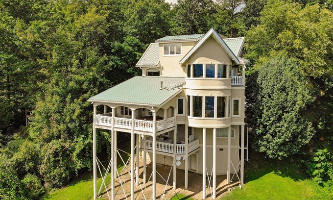 Chalet Village Ski Chalet | Barbie's Destiny Chalet: Mtn Views, Gatlinburg, Hot Tub, Wi-Fi, near Attractions