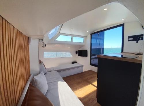 Faro Boat Rental | Barco Casa Catamarã Sleepandboat