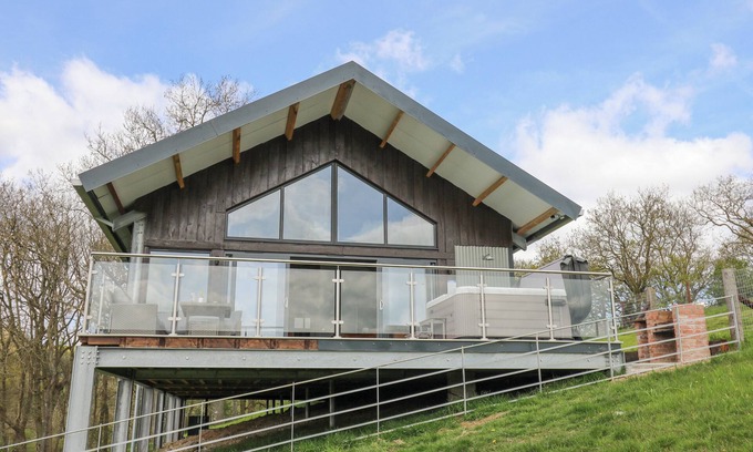 Kingswood Cottage | BARCUD COCH - RED KITE, pet friendly, with hot tub in Garthmyl