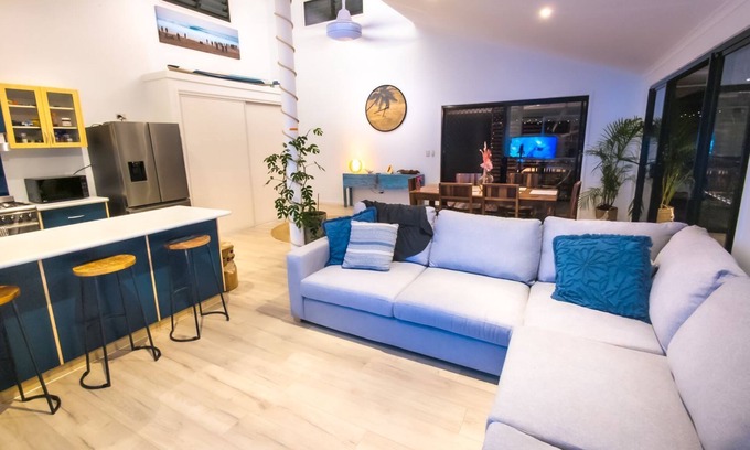 Agnes Water House | Barefeet Retreat - 3 bedroom air conditioned, pet friendly, town location