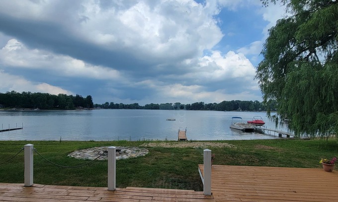 Coral House | Barefoot Beach Bungalow with WiFi, AC in tranquil Coral,MI