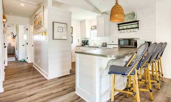 Galveston House | Barefoot Bungalow-Adorable & Spotless, Near Marina, Bar & Grill!