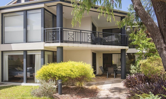 Broadwater Apartment | 'Barefoot on the Bay' - Beachfront resort apartment