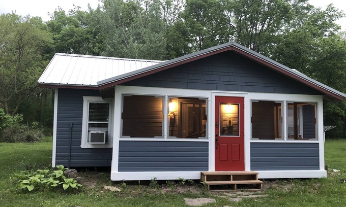 Kingsville Cottage | BarefootonPelee: Bungalown[No Cleaning Fee! Starlink Internet!]