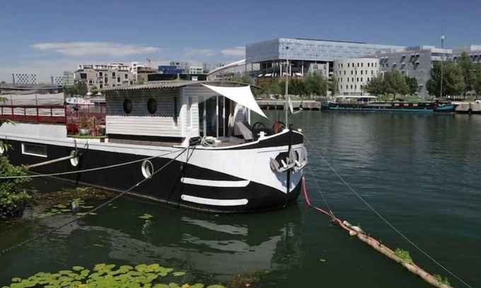Lyon City Centre Boat Rental | Barge 180m2 with terrace 100m2 in a quiet area - 5 mn from the center. exceptional view