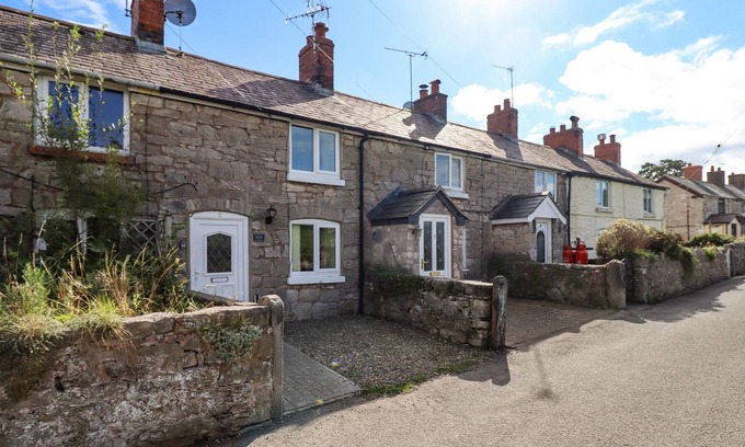 Hendrerwydd Cottage | BARKALOT COTTAGE, pet friendly, character holiday cottage in Denbigh