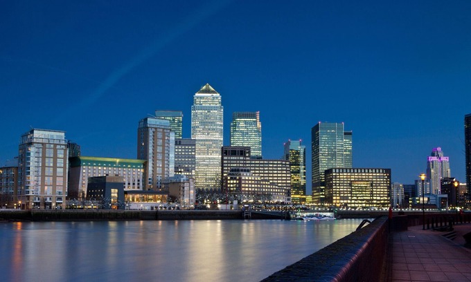Longbridge House | Barking London Sleeps 11 - Parking - train/tube