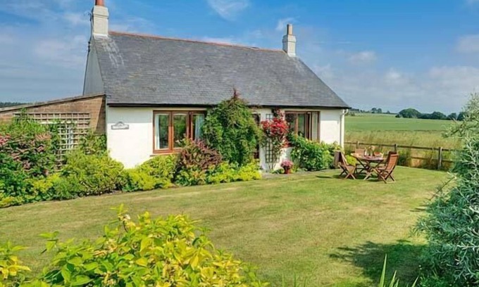 Berwick-upon-Tweed Cottage | BARMOOR RIDGE, pet friendly, character holiday cottage in Lowick