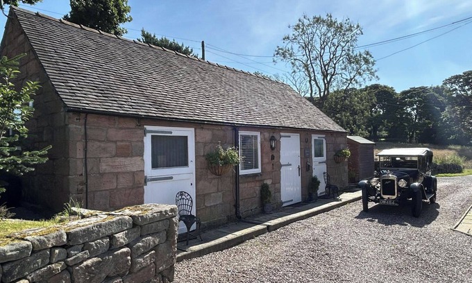 Cauldon Low House | Barn Conversion - Sleeps 2 - Pet friendly - Garden