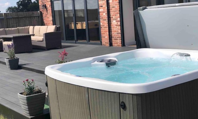 Isley Walton House | Barn Conversion with Hot Tub & Beautiful Views sleeps 12