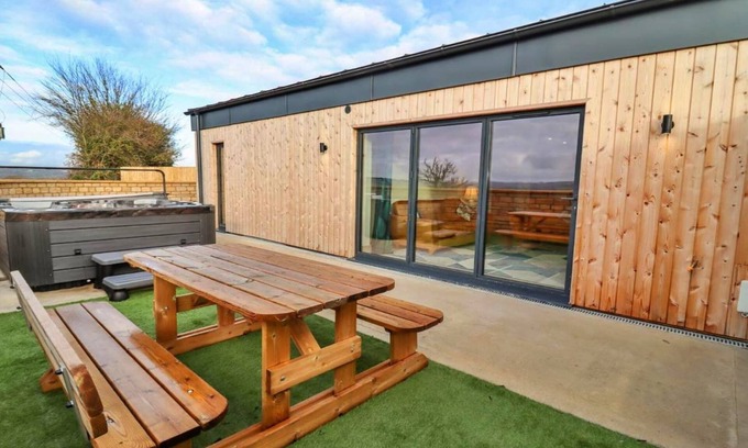 Little Rissington Cottage | Barn in Cotswolds with Hot Tub & Scenic Views