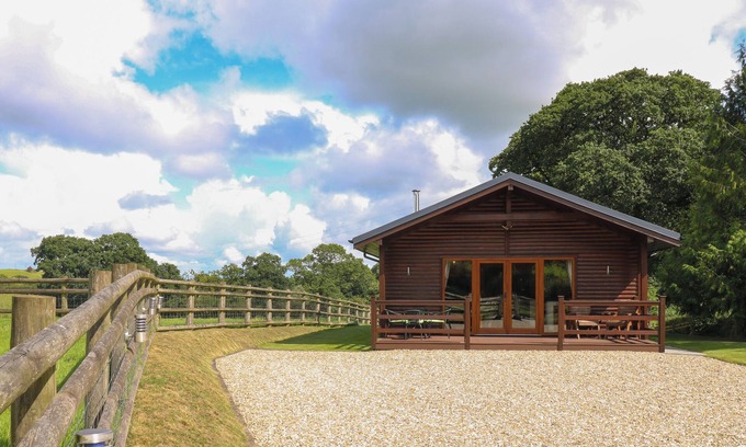 Crediton Cottage | BARN SHELLEY LODGE, family friendly, with open fire in Copplestone